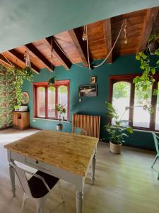 comedor con mesa de madera y paredes verdes en Casal Camillo en Case Selva Grande