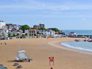 a sandy beach with a lifeguard station and the ocean at Botany Bay Bungalow in Kingsgate