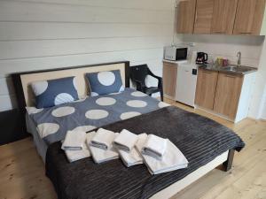 una camera da letto con un letto e asciugamani di Hotel Osher a Bukovel