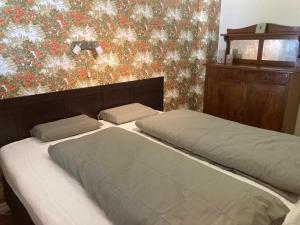 2 bedden in een slaapkamer met kerstbehang bij Härlig Heden Vakantie Appartement in Råda