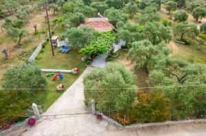 A garden outside Kiriakos Holiday Home