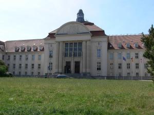 什未林的住宿－Stilvolle Ferienwohnungen im Zentrum von Schwerin，一座大建筑,前面有一个钟