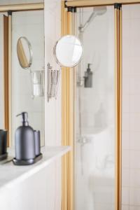 Bilik mandi di Self-Check-In Hotel Adlon