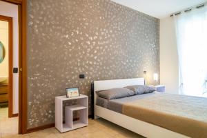 1 dormitorio con 1 cama y una pared con estrellas en Belvedere, en Scarlino