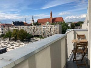 - Balcón con mesa y sillas en un edificio en Apartament Zachody nad Wrocławiem en Wroclaw