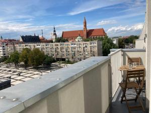 een balkon met een tafel en stoelen op een gebouw bij Apartament Zachody nad Wrocławiem in Wrocław