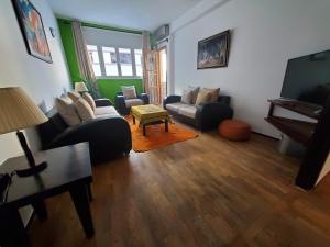 sala de estar con sofá y piano en Beautiful apartement in the heart of tangier, en Tánger
