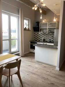 een keuken met een aanrecht en een tafel met een tafel sidx sidx sidx bij Apartament Zachody nad Wrocławiem in Wrocław +4 foto's