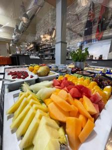 ein Buffet mit vielen verschiedenen Obstsorten auf Platten in der Unterkunft GS Hotel Mindelheim in Mindelheim