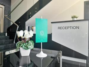 Fuajee või vastuvõtt majutusasutuses Hotel Emerald