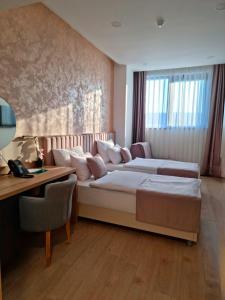 Voodi või voodid majutusasutuse Hotel Emerald toas