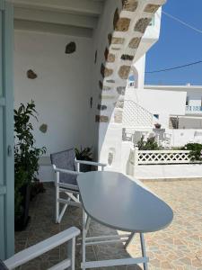 einen weißen Tisch und Stühle auf einer Terrasse in der Unterkunft Arhodiko Studios in Astypalea-Stadt