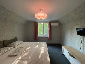 Ένα ή περισσότερα κρεβάτια σε δωμάτιο στο Финский дом в Пицунде