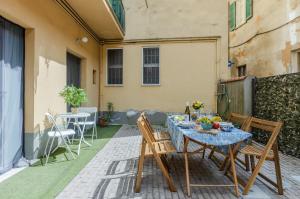 Ресторант или друго място за хранене в Tuttomondo Central Flat with Private Courtyard