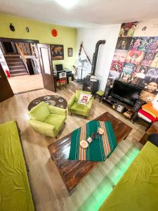 Posezení v ubytování Hi Skopje Hostel