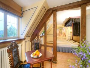 una camera con tavolo e una camera con letto di Trip Inn Hotel Der Adelshof a Schwäbisch Hall