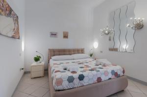 una camera bianca con un letto di Tuttomondo Central Flat with Private Courtyard a Pisa