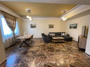 un soggiorno con divano e tavolo di Rita's Apartment a Heraklion