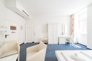 Ruang duduk di Self-Check-In Hotel Adlon