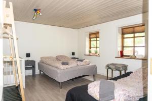 1 dormitorio con 2 camas, escalera y ventanas en Krog Feriehus, en Billund