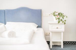 Katil atau katil-katil dalam bilik di Self-Check-In Hotel Adlon