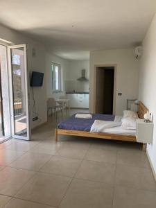 サルザーナにあるRTA La Pinetaのベッドルーム1室(ベッド1台付)、リビングルーム、キッチンが備わります。