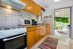 A kitchen or kitchenette at Kiriakos Holiday Home