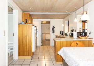 a kitchen and living room with a counter top at Krog Feriehus in Billund