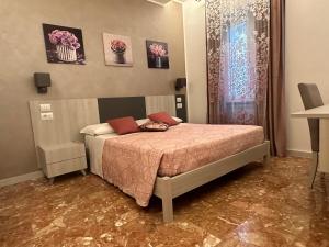 um quarto com uma cama e uma janela com flores em ComfortHouse LaVilla em Ladispoli
