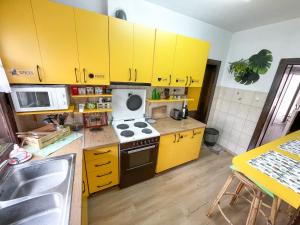 Kuchyň nebo kuchyňský kout v ubytování Hi Skopje Hostel