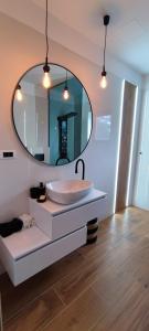 une salle de bain avec un lavabo et un miroir dans l'établissement Smart home Sébastien, à Kastav