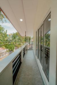 un pasillo vacío de un edificio con ventanas y un pasillo en Sri Construction Circuit Bungalow, en Batticaloa