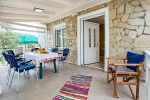A seating area at Kiriakos Holiday Home