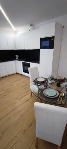 une pièce avec une table et des chaises et une cuisine dans l'établissement Smart home Sébastien, à Kastav