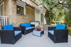 A seating area at Kiriakos Holiday Home