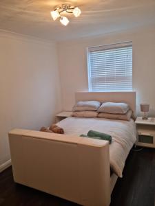 En eller flere senge i et værelse på Newly refurbished Falmouth town centre apartment