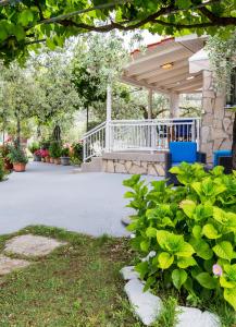 A garden outside Kiriakos Holiday Home