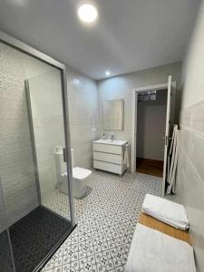 La salle de bains est pourvue de toilettes, d'un lavabo et d'un miroir. dans l'établissement Casa Rural Mirador de Quintana, à Priesca