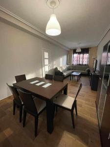 ein Wohnzimmer mit Tisch und Stühlen und einer Couch in der Unterkunft Casa Rural Mirador de Quintana in Priesca