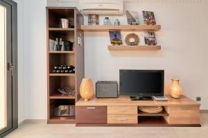TV a/nebo společenská místnost v ubytování Apartment 1st line Burriana Nerja