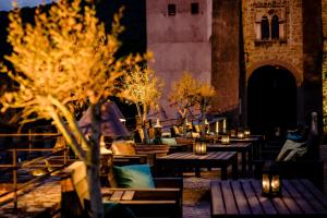 un restaurante con mesas y luces en un patio en Castello Brancaccio en San Gregorio da Sassola