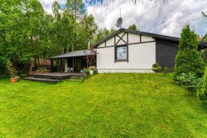 uma casa com um quintal com uma casa em Letni dom nad jeziorem Kaszuby Trójmiasto em Bieszkowice