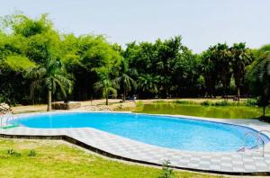 Swimmingpoolen hos eller tæt på Lohagarh Corbett Resort