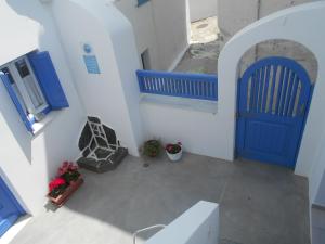 an overhead view of a staircase with a blue door at Pension Barbara in Katapola
