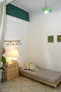 Zimmer mit einem Bett, einem Tisch und einer Lampe in der Unterkunft Tenuta Piana 2 con accesso diretto al mare in Caronia