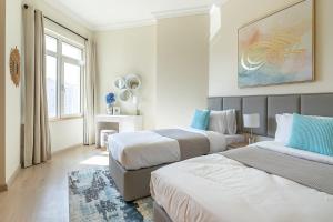 Habitación de hotel con 2 camas y ventana en Frank Porter - Al Nabat, Shoreline 8, en Dubái