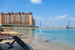 una playa con un hotel y una bandera en el agua en Frank Porter - Al Nabat, Shoreline 8, en Dubái