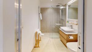 サンモリッツにあるLac 15のバスルーム(トイレ、洗面台、シャワー付)