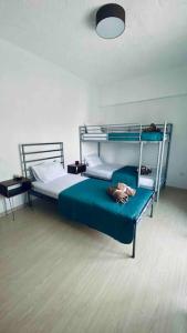 Poschodová posteľ alebo postele v izbe v ubytovaní Amazing family house! 150m from the beach
