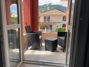 balkon z krzesłami i stołem w obiekcie Aether Suites Tropea - Free Parking w Tropei